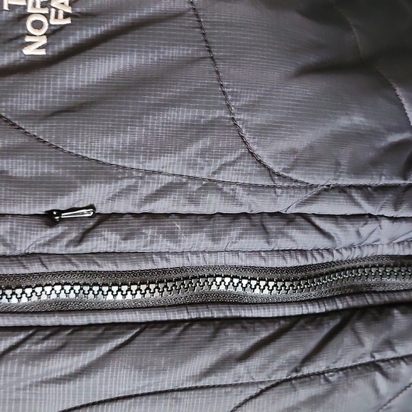 The North Face black lighter-weight patterned coat - Picture 3 of 12